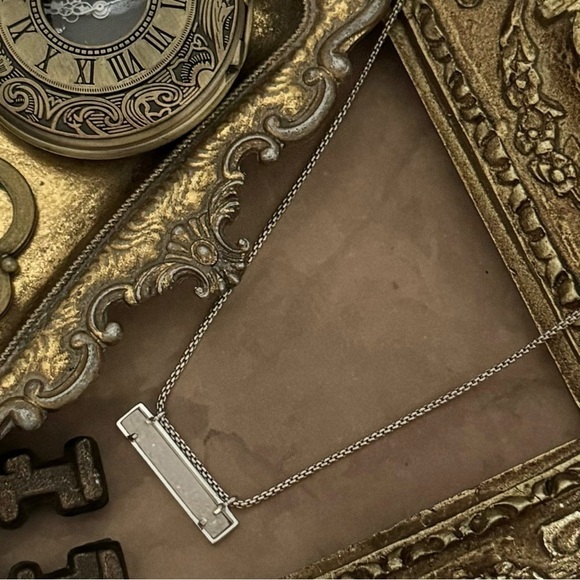 KENDRA SCOTT • Silver Leanor Iridescent Drusy Pendant Necklace - Picture 4 of 4